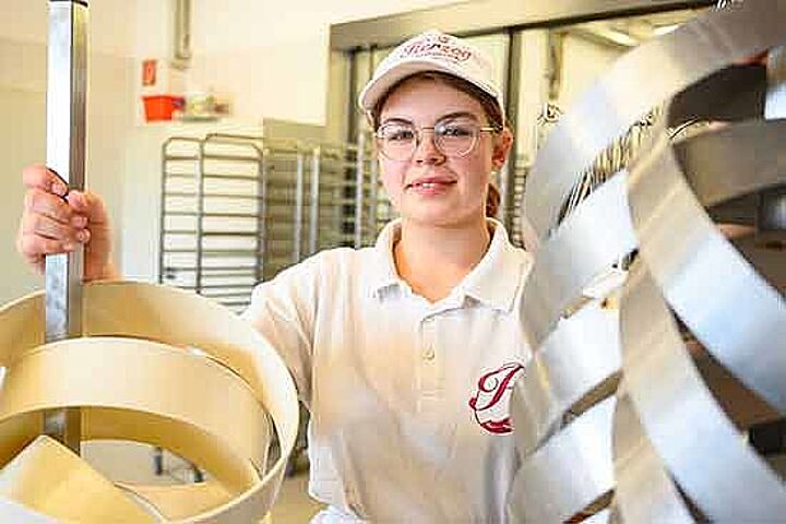 Als angehende Konditorin kennt sich Julia gut aus mit Tortenringen: Die weicheren (l.) eignen sich für Obstkuchen und Sahnetorten, die härteren (r.) für alles mit Biskuitboden.