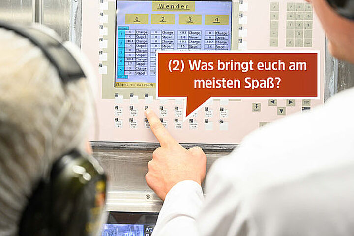 Motiv: Norbert bedient eine Steuerungsanlage. Text: 2. Was bringt euch am meisten Spaß? 