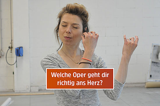 Textfeld mit Frage: „Welche Oper geht dir richtig ans Herz?“ Amelie hält die Hände wie beim Flötenspiel.
