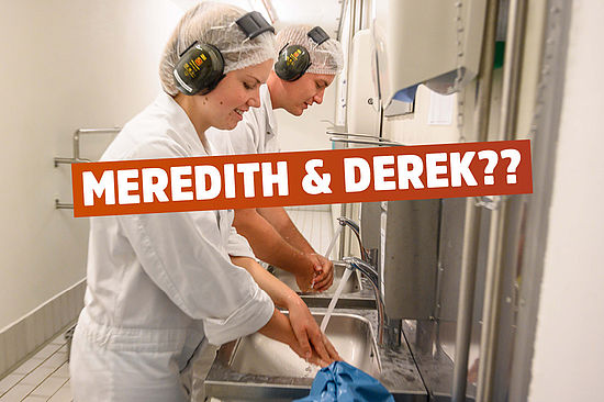 Motiv: Theresa und Norbert waschen sich die Hände. Text: Meredith & Derek??