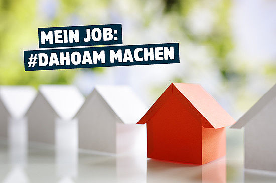 Foto: mehrere kleine Spielhäuschen. Text: „Mein Job: #dahoam machen.“