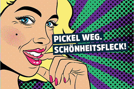 Bild im Comicstil: eine stark geschminkte Frau mit Schönheitsfleck auf der Wange. Text: „Pickel weg. Schönheitsfleck!“