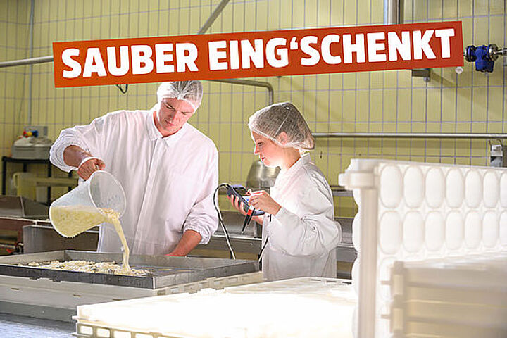 Motiv: Norbert füllt den Käsebruch in kleine Formen. Text: sauber eing’schenkt.