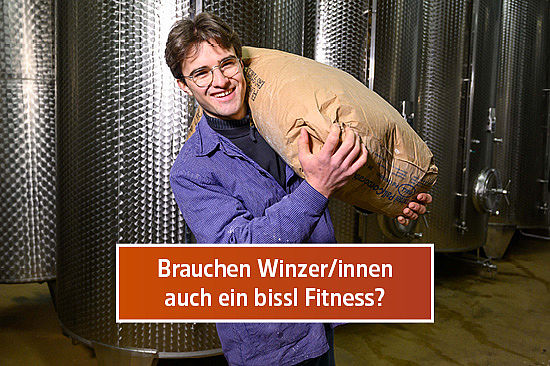 Text-Logo: Brauchen Winzer/innen auch ein bissl Fitness? Bild: Ein junger Mann steht vor großen Metalltanks und trägt einen gefüllten Sack auf einer Schulter. 
