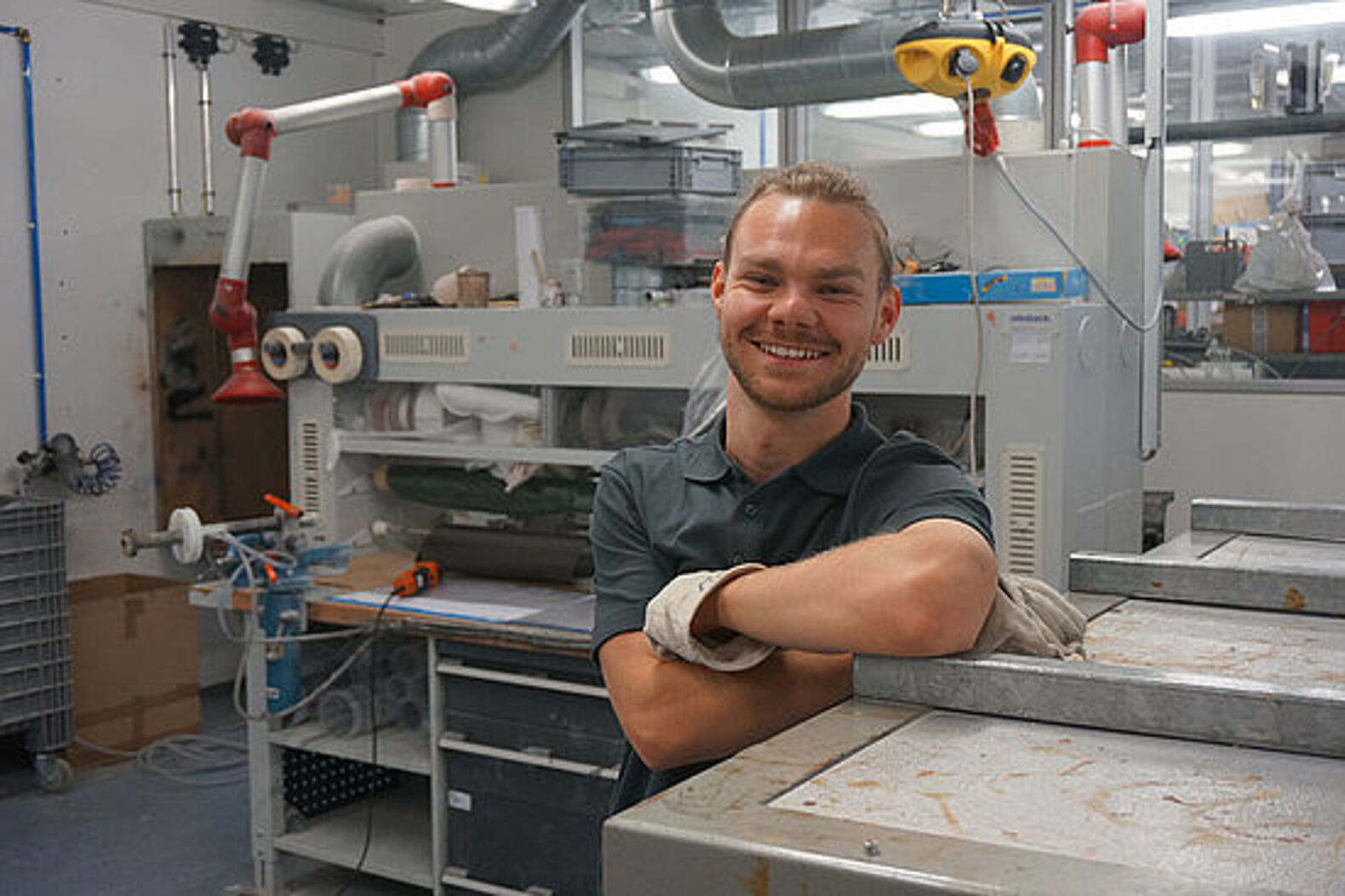 Azubi Max Raab in der Werkstatt.