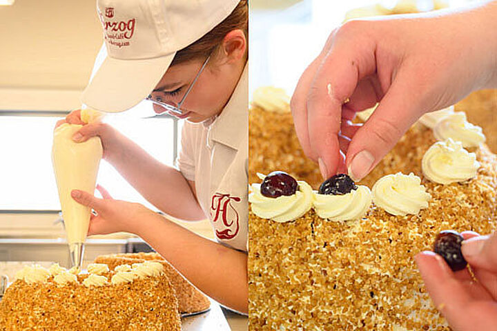 Eine junge Frau mit einer Spritztüte spritzt Sahnerosetten auf den Rand einer Torte. Bild 2: Zwei Hände legen Kirschen auf Sahnerosetten auf einer Torte.