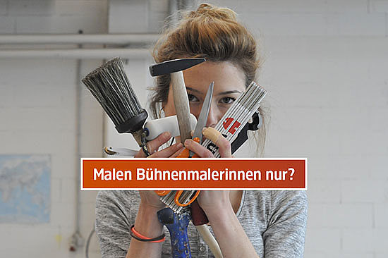 Textfeld mit Frage: „Malen Bühnenmalerinnen nur?“ Amelie zeigt Pinsel, Farbroller, Hammer, Zange, Meterstab und andere Werkzeuge.