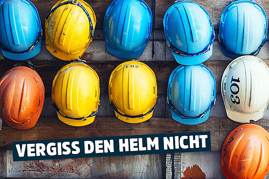 Foto: Mehrere Bauhelme hängen an Haken. Text: „Vergiss den Helm nicht.“  