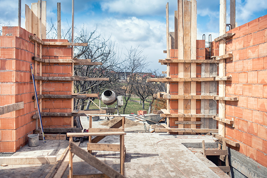 Baustelle mit einem Betonmischer. 