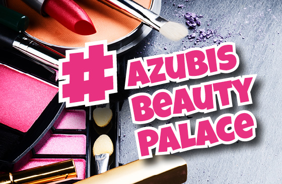 Mehrere Schminksachen auf einem Tisch. Text: #Azubis Beauty Palace